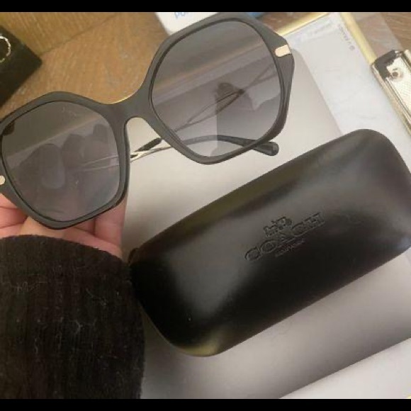 I am selling these Coach sunglasses only wore once - Picture 1 of 3